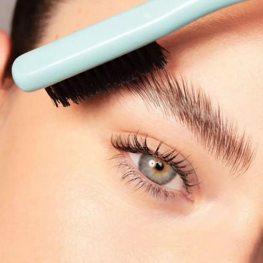 آموزش لیفت ابرو در خانه؛ انواع روش های خانگی برای بالا کشیدن ابرو