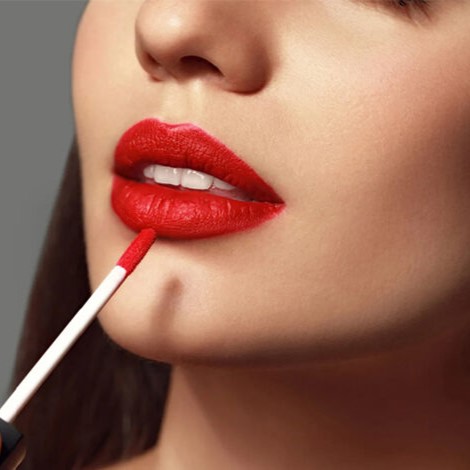 رژ لب جامد بهتر است یا مایع؟ راهنمای جامع انتخاب بهترین رژ لب