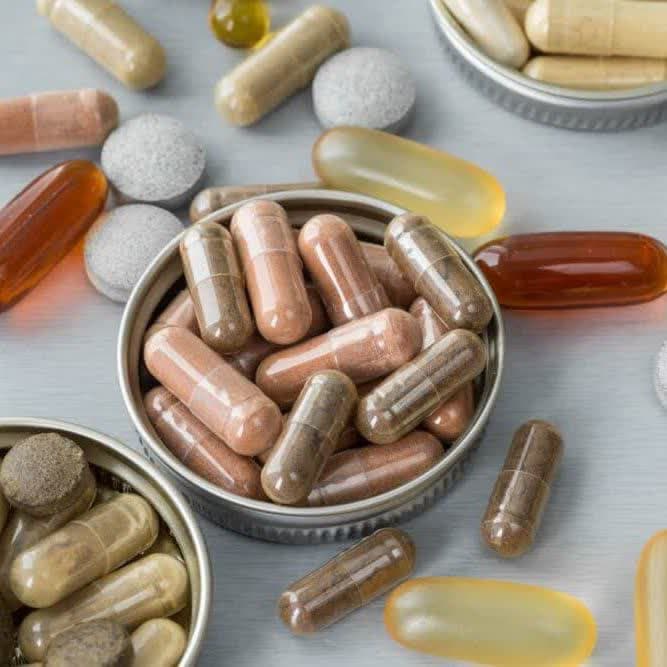 بهترین زمان مصرف مولتی ویتامین؛ راهنمای کامل بایدها و نبایدها