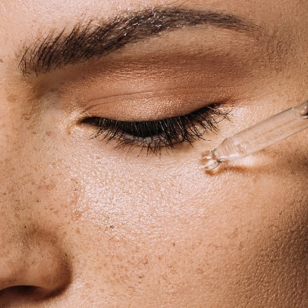 نیاسینامید چیست؟ فواید، عوارض و روش مصرف آن برای پوست